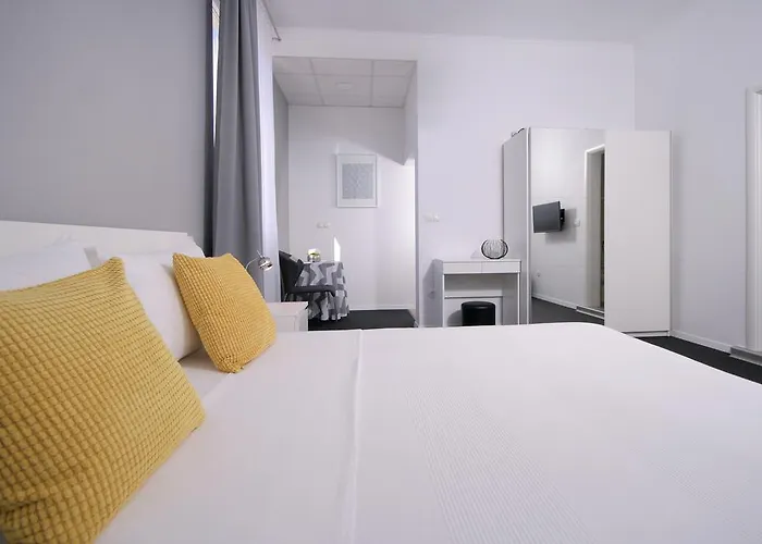 Charm Apartments And Rooms